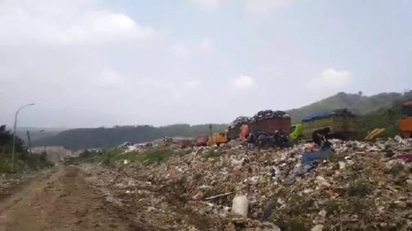 Truk Sampah Kembali Antre Panjang di TPA Sarimukti KBB