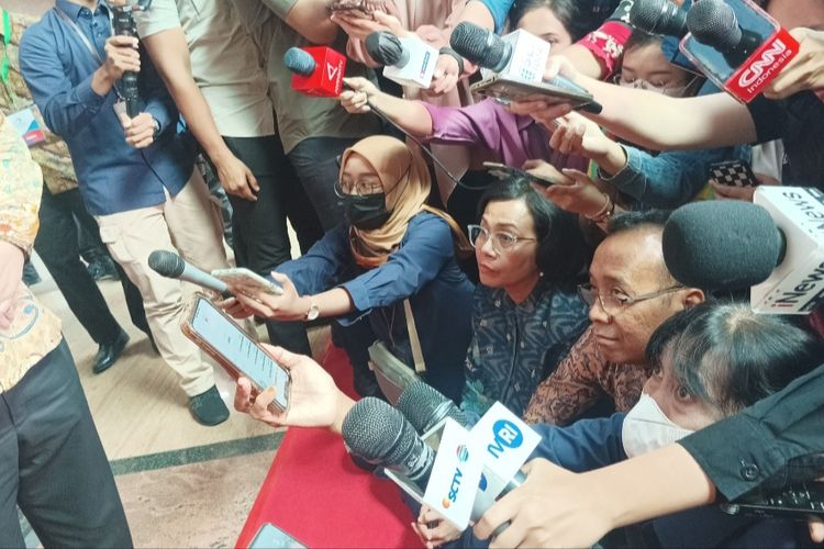 Sri Mulyani dan Pratikno Ikut “Doorstop” Presiden Jokowi