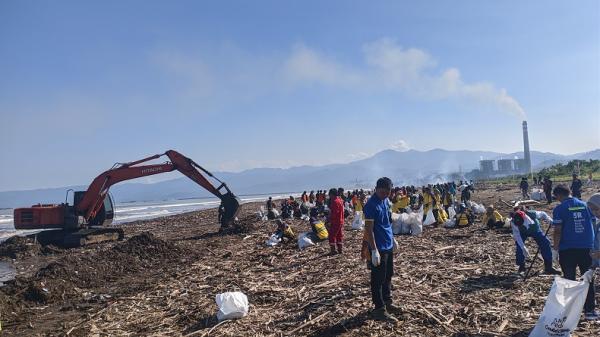 Ribuan Orang Bersihkan Sampah di Pantai Talanca Sukabumi