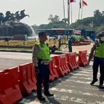 polisi-mengimbau-masyarakat-menghindari-kawasan-patung-kuda-yang-ada-di-silang-monas-karena-sedang-berlangsung-aksi-demonstras_169.