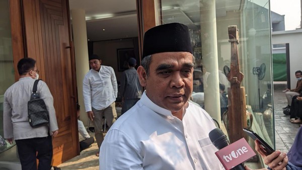 Muzani Datang ke Rumah Duka Desmond Mahesa