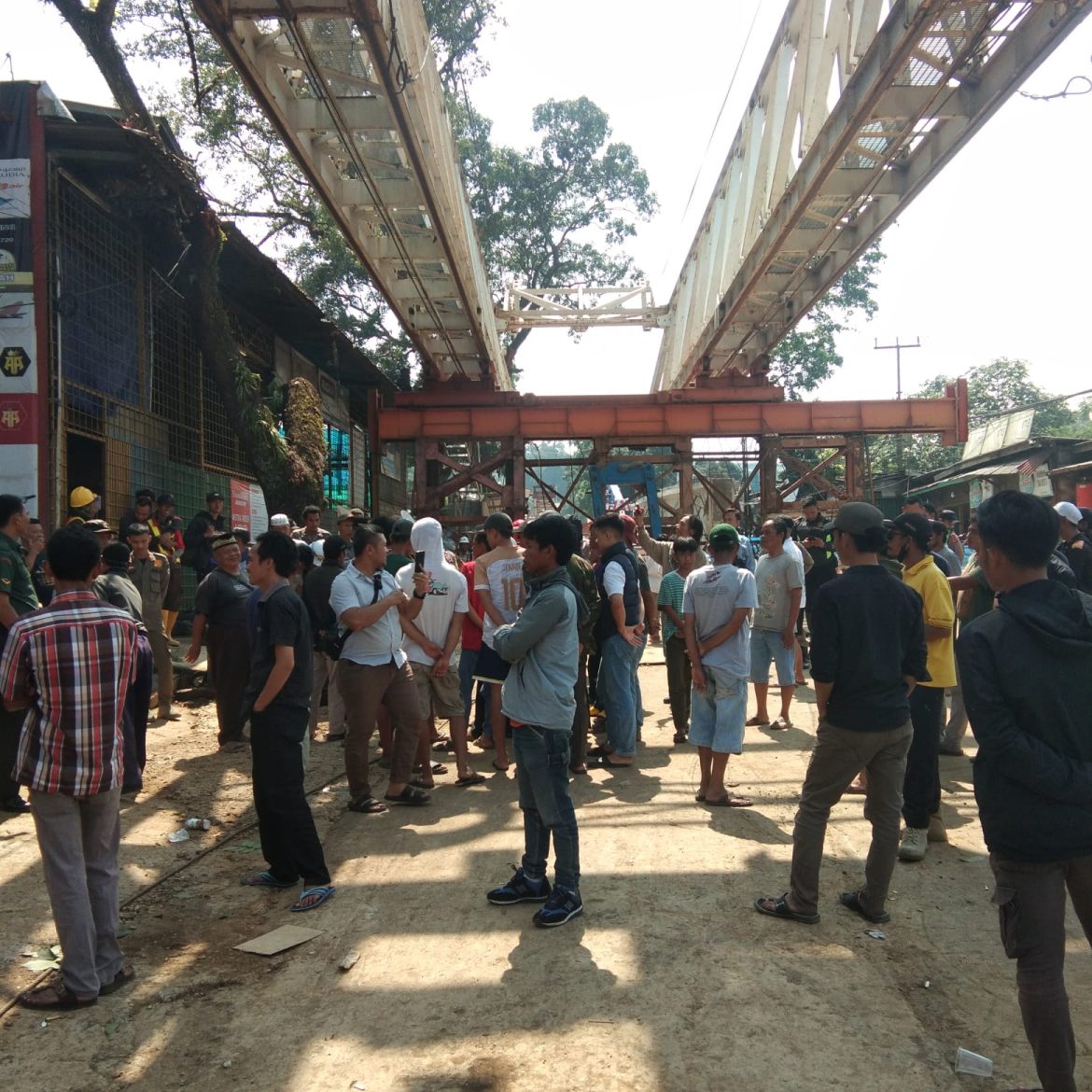 Warga Demo Tuntut Agar Proyek Jembatan Cikereteg Dipercepat