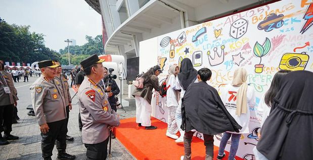 Kapolri Ikut Melukis Bareng Anak-anak di GBK di Hari Bhayangkara