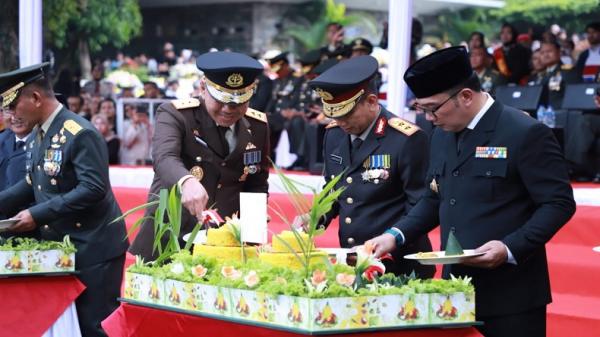 Kajati, Kapolda dan Gubernur Jabar Potong Tumpeng HUT Bhayangkara ke 77