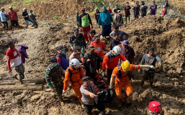 Turunkan Alat Berat, Korban Longsor Peundeuy Garut Ditemukan