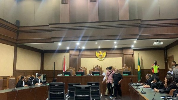 Lukas Enembe Jalani Sidang Setelah Dirawat