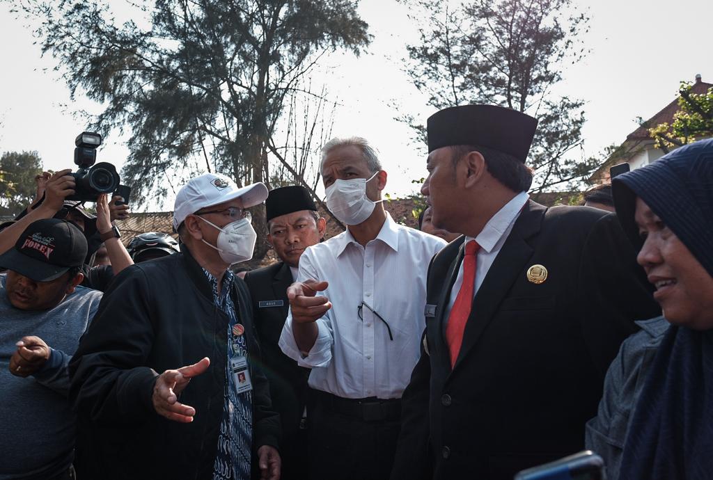 Ganjar Cek Lokasi Kebakaran Kapal di Tegal