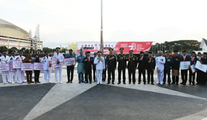 Gubsu Berikan Hadiah Kepada Juara Terbaik Tingkat Provinsi