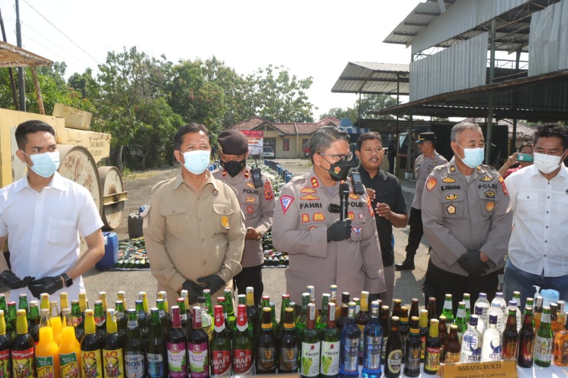 Polres Indramayu Hancurkan Ribuan Botol Miras Melalui Pemusnahan Alat Berat