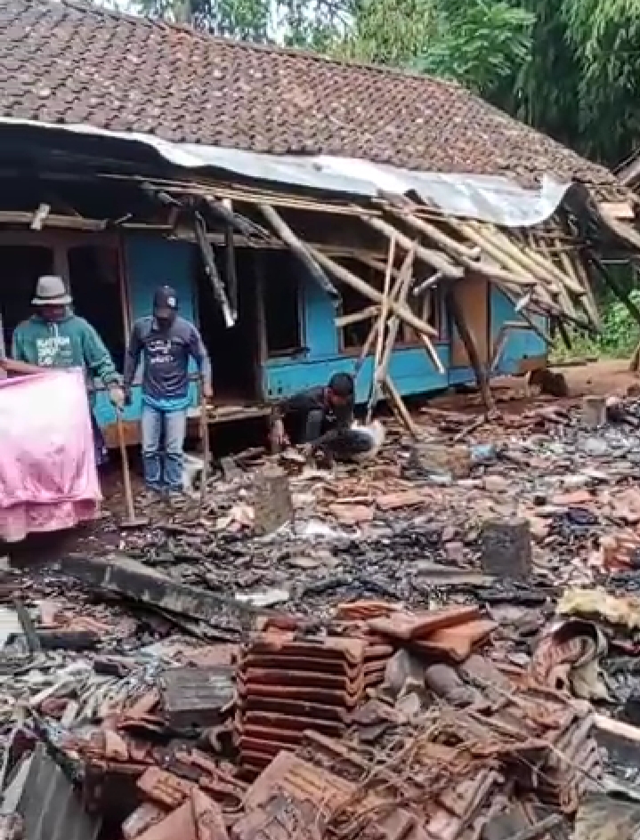 Salah Satu Rumah Warga Desa Sindanggalih Hangus di Lahap Si Jago merah 