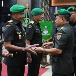 ksad-jenderal-tni-dudung-abdurachman-memberikan-tongkat-koma-pvol