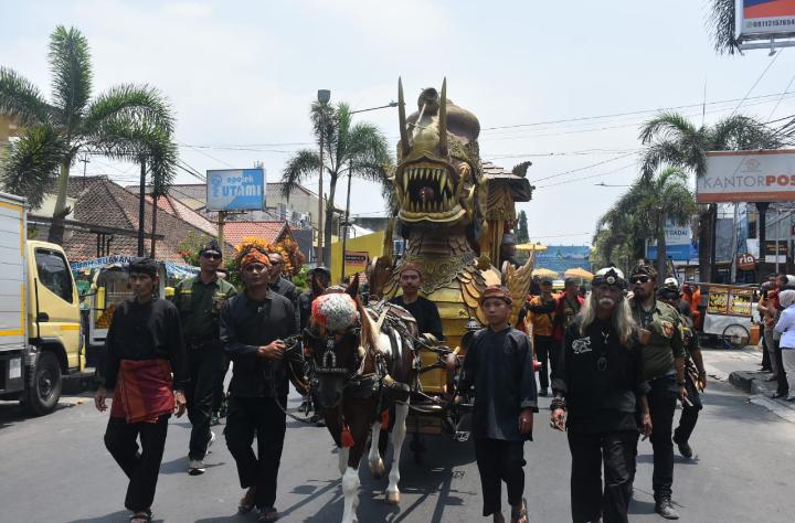 Karnaval Mobil Hias SKPD Warnai Pelepasan Dony-Erwan, Disdik Usung Tema Kereta Naga Paksi