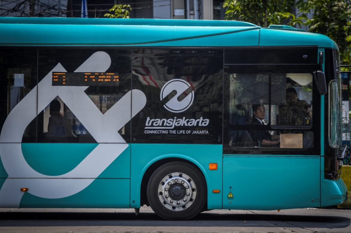 Journalists Utilize Free Shuttle Buses to Media Center for the 43rd ASEAN Summit