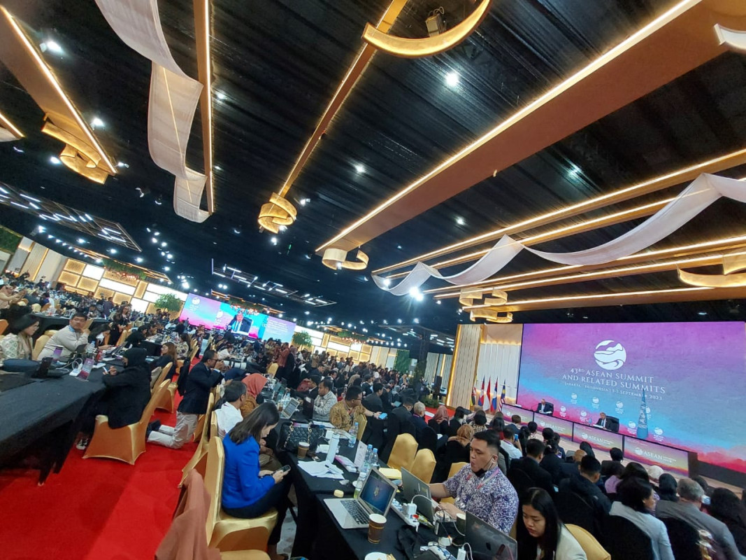 Foreign Journalists Praise Excellent Service at ASEAN Summit Media Center