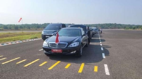 Jokowi Tinjau Pabrik Baterai dan Gudang Beras di Karawang