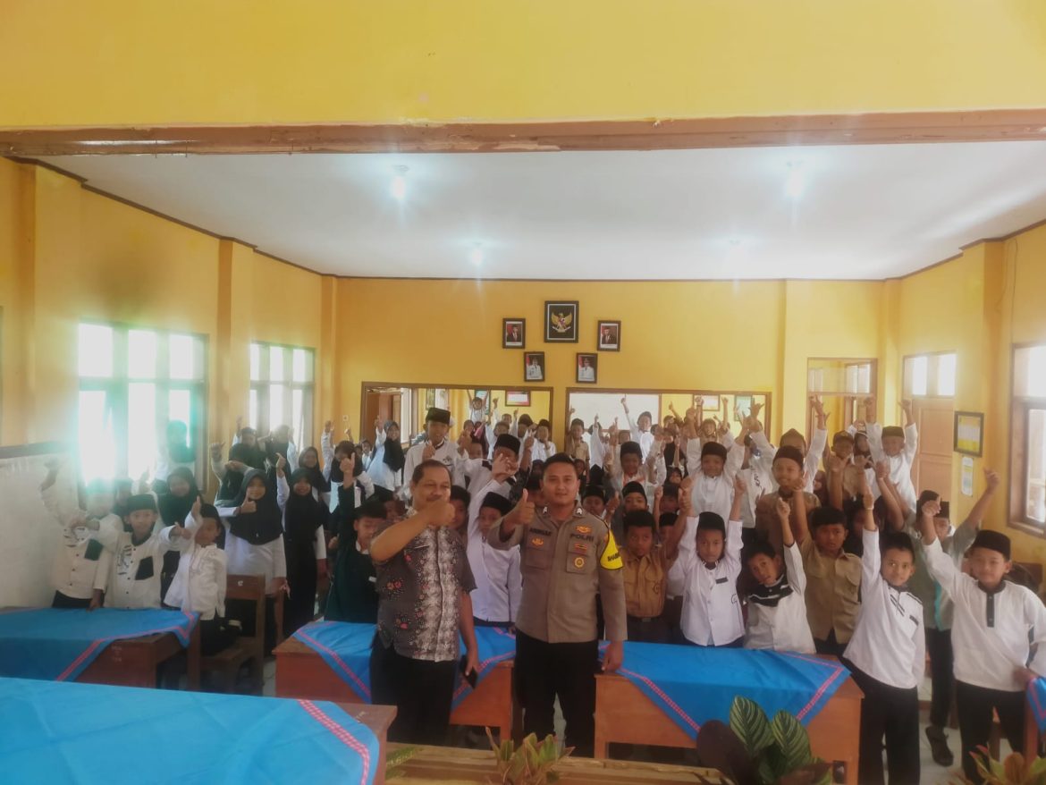 Bhabinkamtibmas Memberikan Pengarahan di SDN 2 Emplak