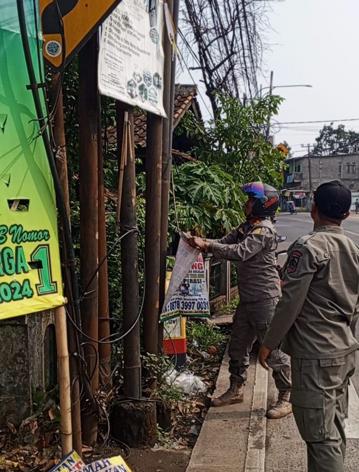 Satpol-PP Kecamatan Caringin Tertibkan Reklame Tak Berijin