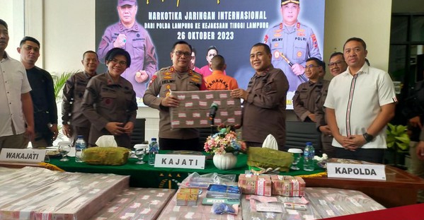 Polda Lampung Limpahkan Rp 24,4 M Hasil TPPU Fredy Pratama ke Kejati