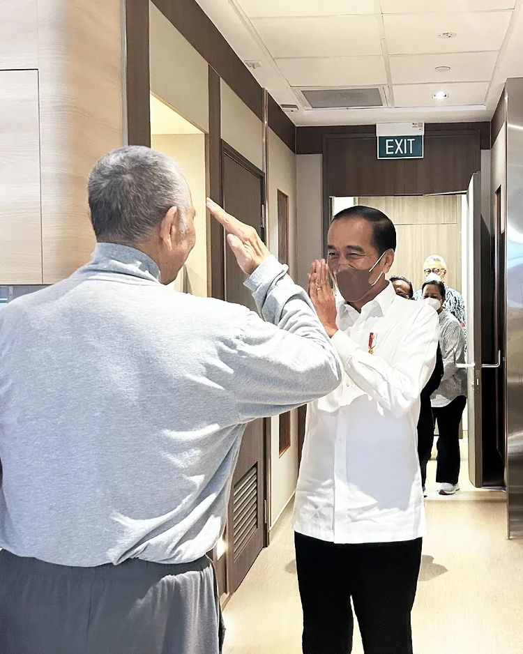 Jokowi Besuk LBP di RS Singapura