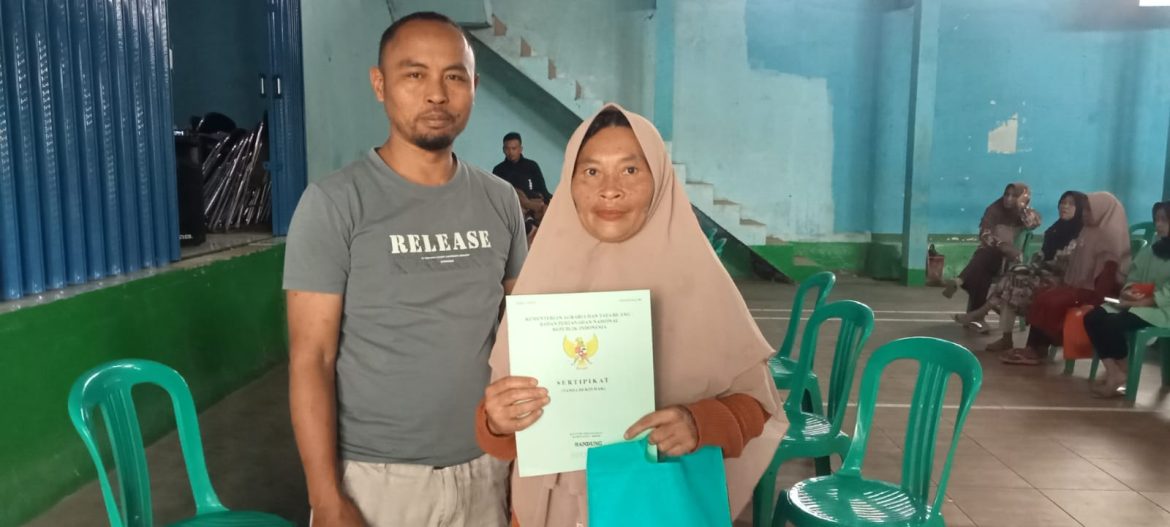 Desa Mekarjaya Serahkan 292 Sertifikat Tanah Program PTSL 2023 Tahap Ke 2   