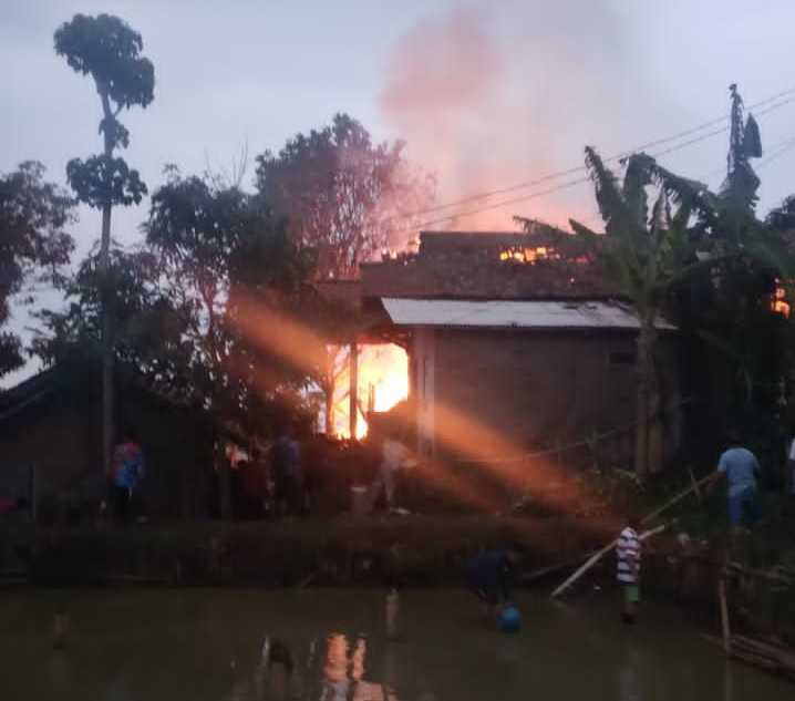 Kebakaran 2 Unit Rumah Panggung di Dusun Panaruban Desa Tegalmanggung