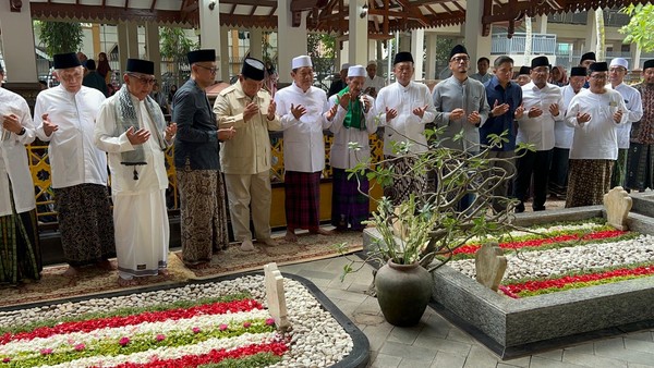 Prabowo Ziarah ke Makam Pendiri NU Bersama Ulama Se-Jatim