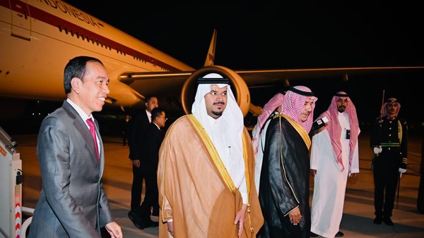 Jokowi Tiba di Riyadh untuk Hadiri KTT OKI