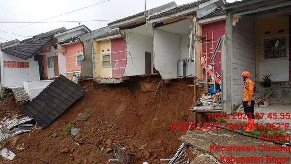 Akibat Hujan Deras, 6 Rumah di Ciseeng Bogor Terbawa Longsor