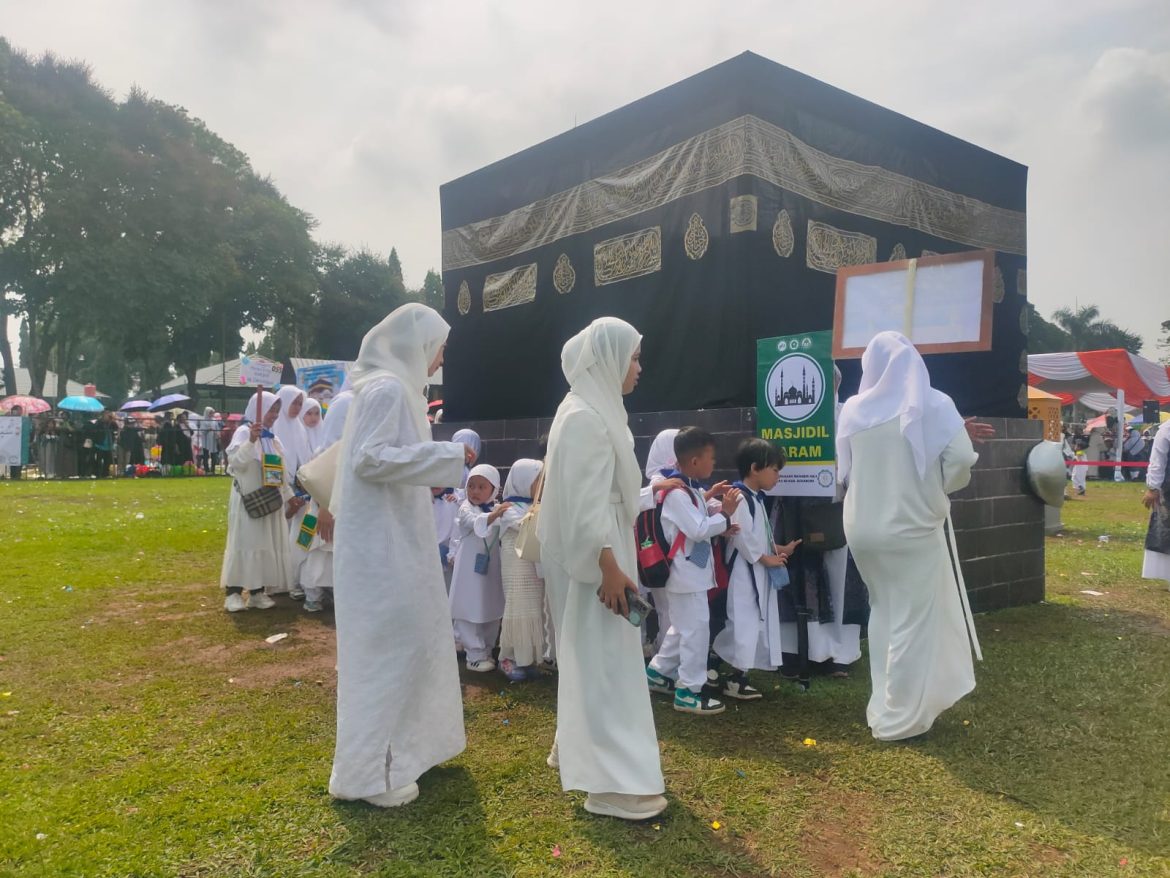 3250 Siswa – Siswi RA Ikuti Manasik Haji di Lapangan Armed