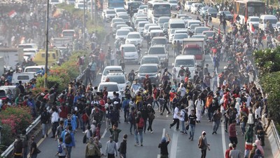 Buruh Demo Blokade Tol Cipularang