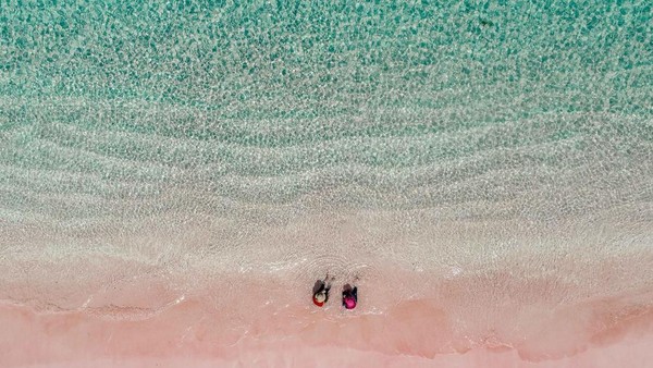 Sandiaga Pamer Pantai “pink beach” di Labuan Bajo ke Investor