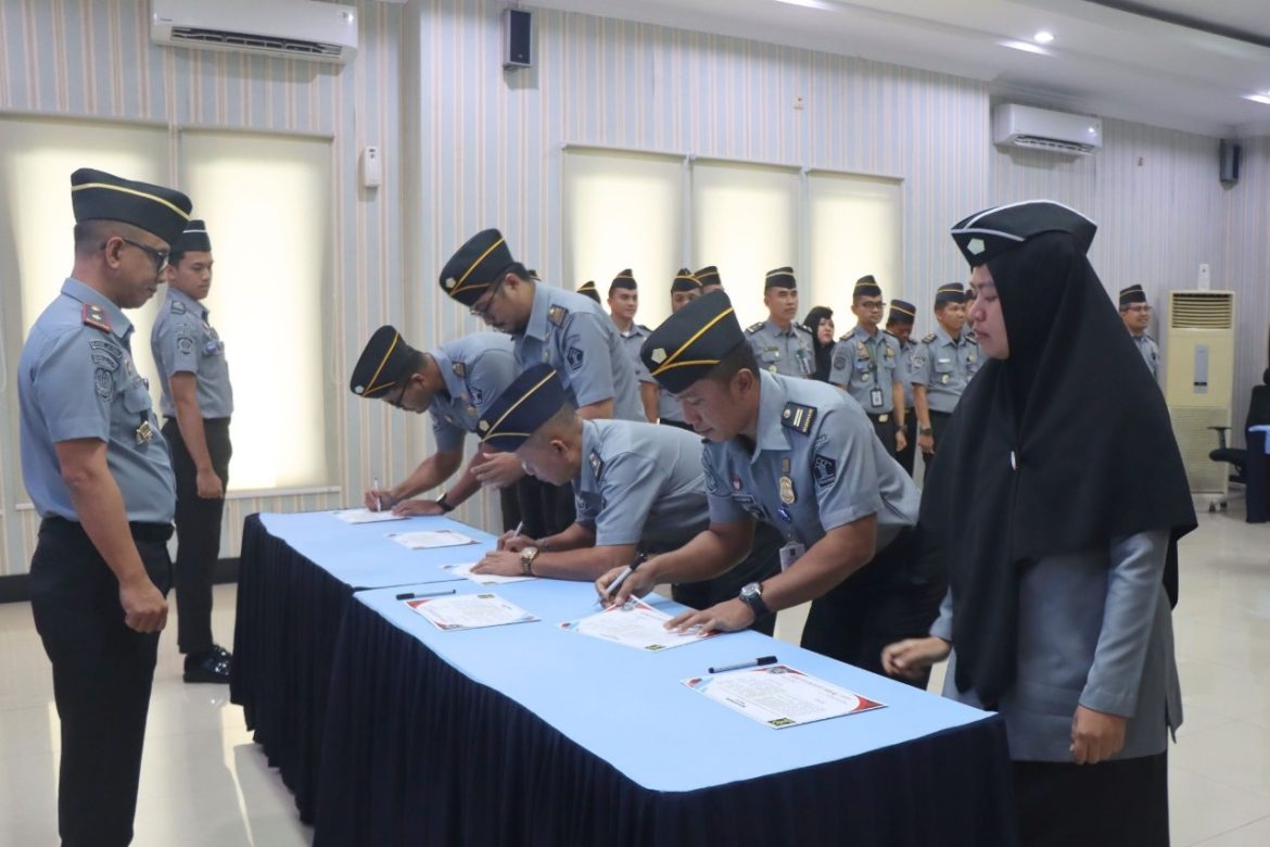 Kantor Imigrasi Kelas I TPI Giat Apel Penandatanganan Pakta Integritas dan Komitmen