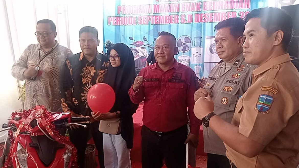 Kaban Bapemda Serahkan Langsung Hadiah Motor Untuk Konsumen & Taat Pajak Restoran