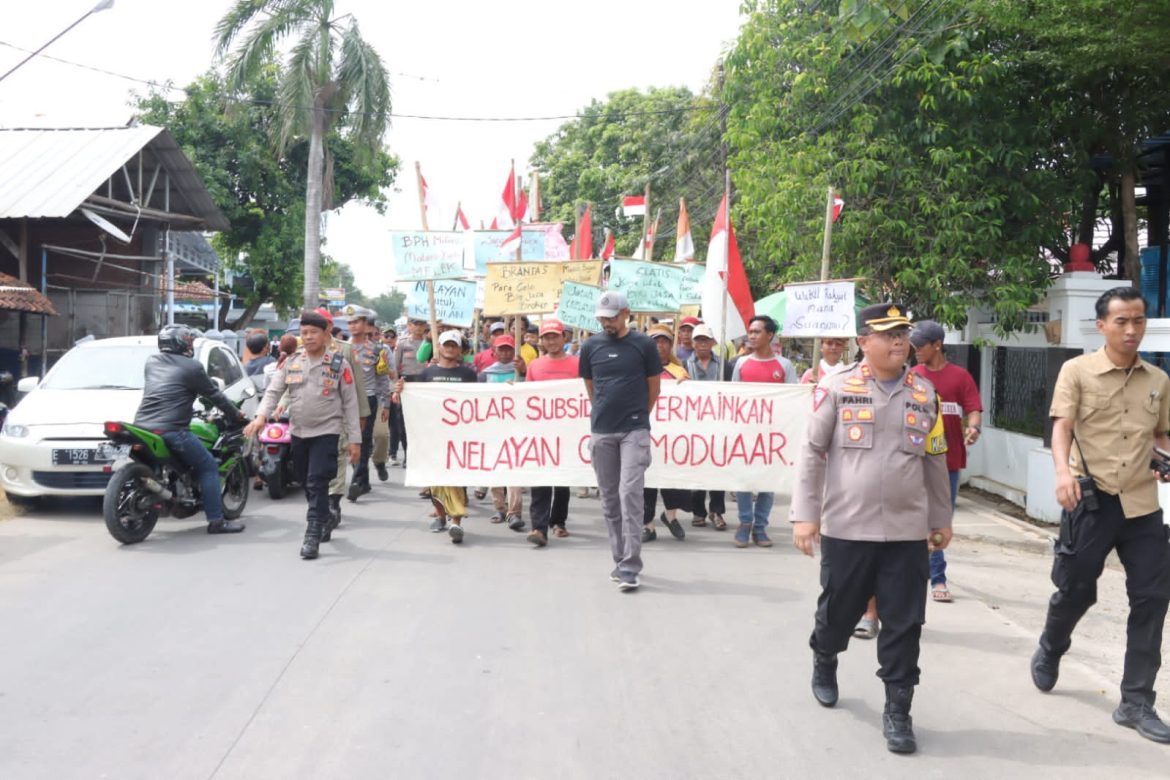 Polres Indramayu Beri Pelayanan Humanis Dalam Mengawal Aksi Damai Nelayan Eretan