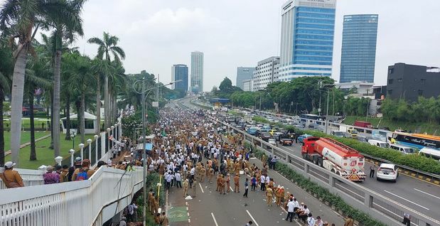 Massa Apdesi Blokade Jalan Tol Depan DPR!