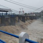 hujan-deras-yang-mengguyur-kawasan-puncak-bogor-membuat-tinggi-muka-air-sungai-ciliwung-naik-hingga-90-cm-bendung-katulampa-sa-1_169.