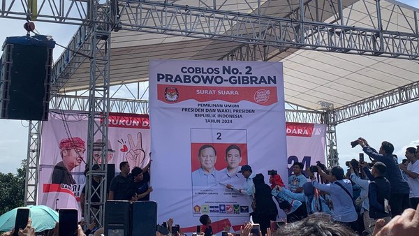 Simulasi Coblos Prabowo-Gibran di Subang saat Kampanye Akbar