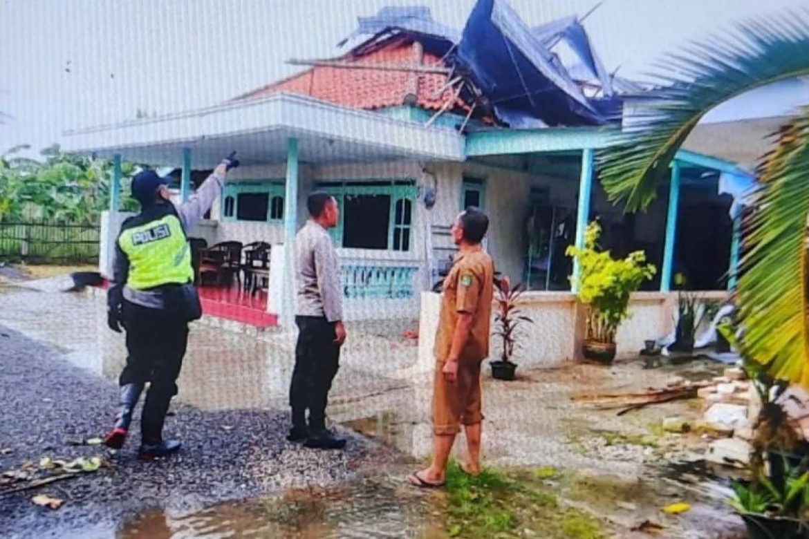 70 Bangunan di 2 Desa Sumenep Rusak Diterjang Puting Beliung