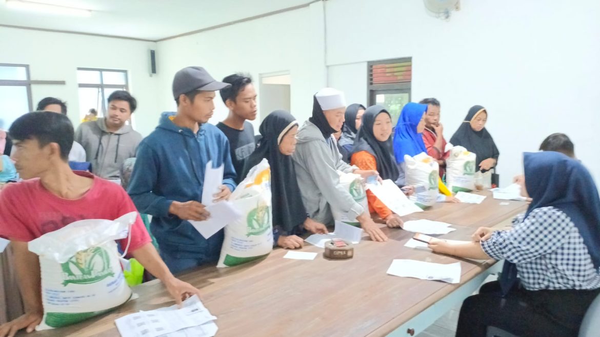 Pemdes Cipelang Distribusikan Bantuan Beras Kepada 1644 KPM