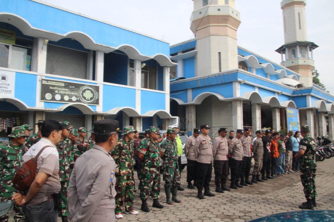 Peringati Isra Mi’raj Danramil dan Kapolsek Tanjungsari Bersihkan Masjid Besar