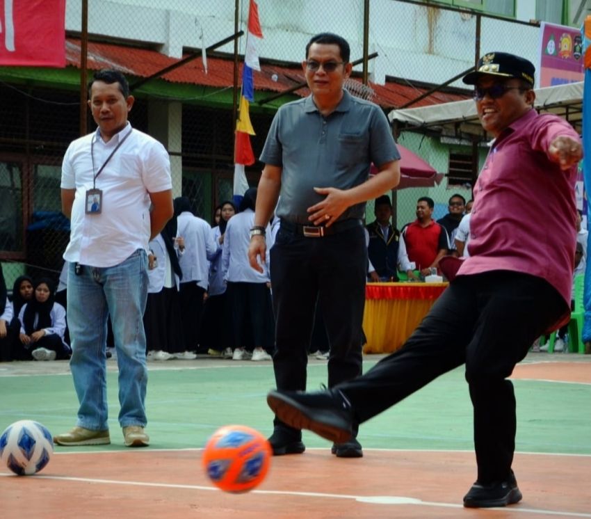 Pj Walikota Lakukan Tendangan Perdana Tanda Dimulai Turnamen Futsal MAN 2 Cap ke-6