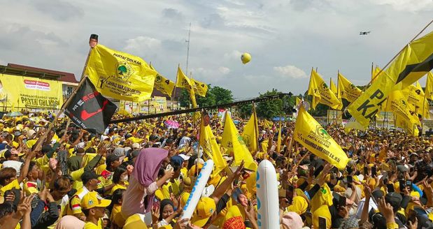 Gibran Hadiri Kampanye Golkar Bersama Airlangga-RK di Cikarang