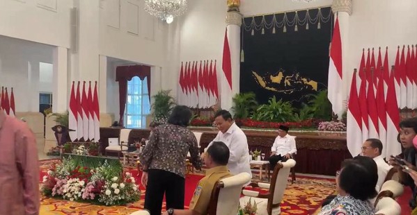 Sri Mulyani Salaman dengan Prabowo di Sidang Kabinet