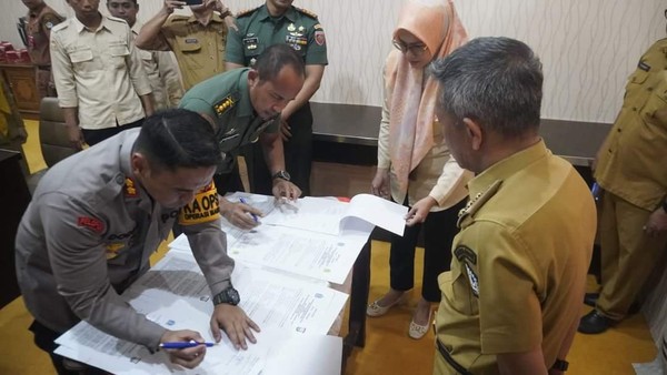 Pemkab Bone Serahkan Dana Hibah Rp 13 M ke TNI-Polri