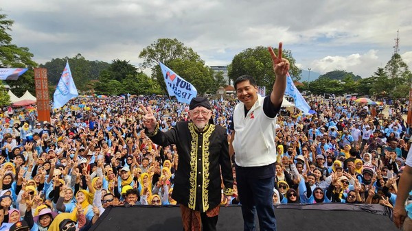 Sri Radya Keraton Sumedang Larang Bareng Maruarar Salam Dua Jari