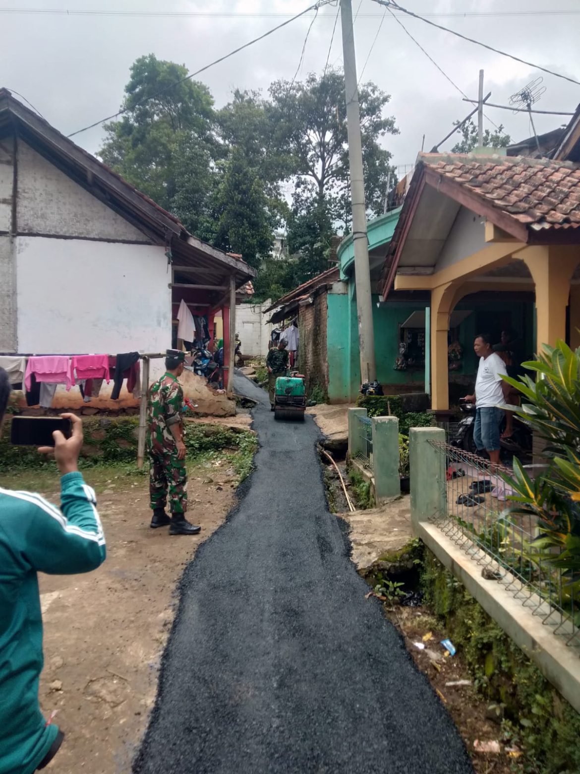 Tingkatkan Kualitas Hidup, Desa Cihanjuang Hotmix Jalan Gang