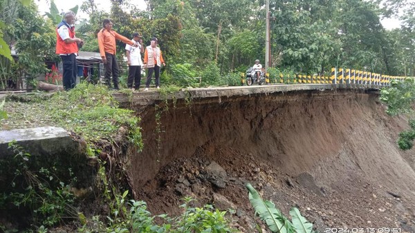 Tebing di Gadon Blora Longsor