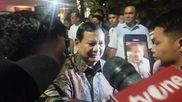 Prabowo Salami Warga Usai Open House di Kertanegara