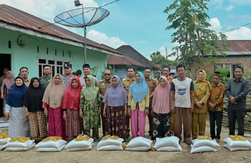 Pj Walikota Salurkan Bantuan Bahan Pangan di Desa Pintu Langit Jae