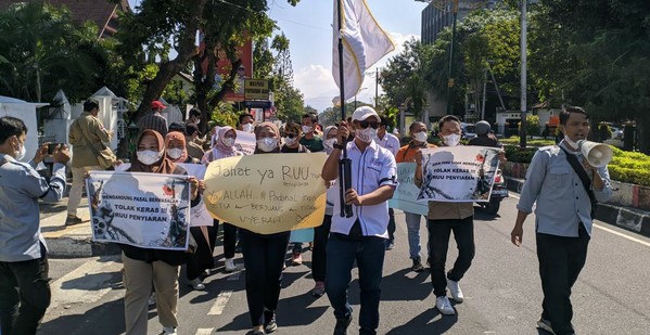 Jurnalis Demo Jalan Mundur ke DPRD NTB Tolak UU Penyiaran